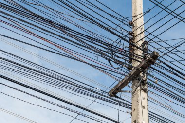 Elektrik direği ve düzensiz, dağınık elektrik hattı agai ile