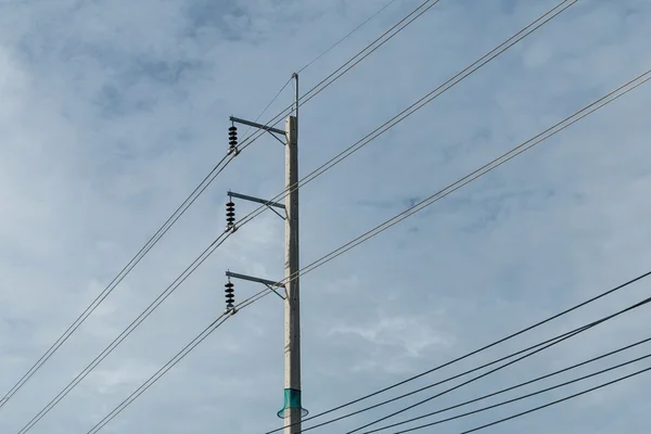 Polak i energii elektrycznej linii elektrycznych z przeciw błękitne niebo chmury, — Zdjęcie stockowe