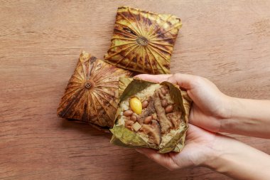 Taze pişmiş yapışkan pirinç lotus yaprak tutmak içinde sarılmış
