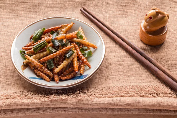 Insetos fritos - Verme de madeira inseto crocante com pandan após frito — Fotografia de Stock