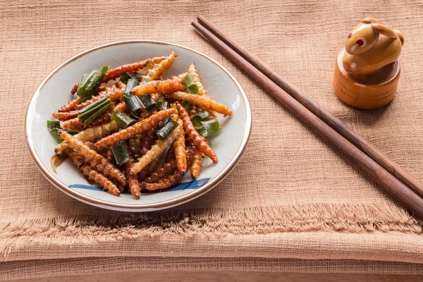 Gebakken insecten - hout worm insect knapperig met pandan nadat gebakken — Stockfoto