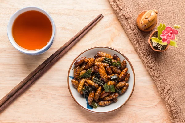 Insetos fritos - Verme de madeira inseto crocante com pandan após frito — Fotografia de Stock