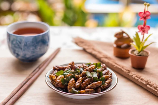 Insetos fritos - Verme de madeira inseto crocante com pandan após frito — Fotografia de Stock