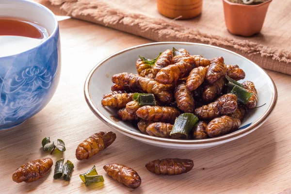 Kızarmış böcekler - ahşap solucan böcek kızarmış sonra pandan ile çıtır 