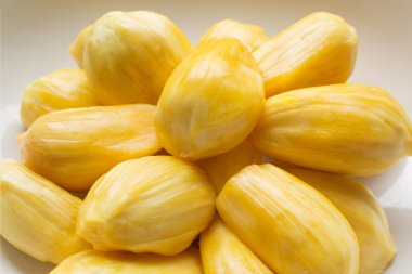 Taze olgun Jackfruit izole o ile beyaz tabakta yemeye hazır