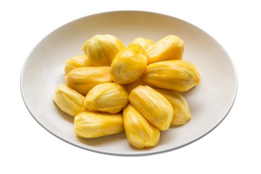 Taze olgun Jackfruit beyaz arka plan üzerinde izole ile beyaz tabakta yemeye hazır.