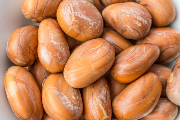 Przez gotowane nasiona jackfruit gotowe do spożycia w białej płytce z — Zdjęcie stockowe