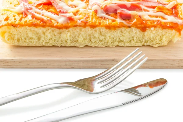 Zelfgemaakte heerlijke vers een plak van pizza op houten plaat. — Stockfoto