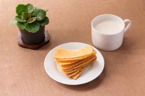 Szeletelt kenyér ropogós fehér kerámia tányér. — Stock Fotó