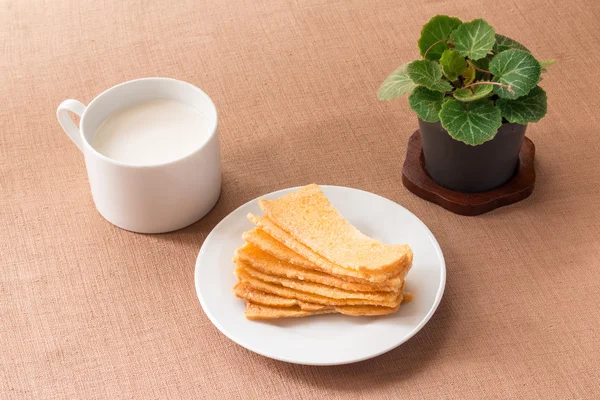 Pan crujiente en rodajas en plato de cerámica blanca . — Foto de Stock