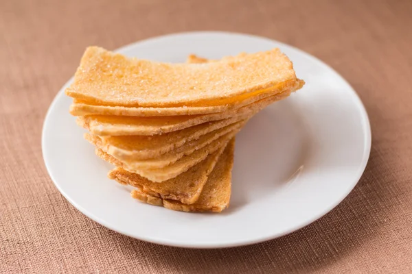 Pão crocante fatiado em prato de cerâmica branca . — Fotografia de Stock