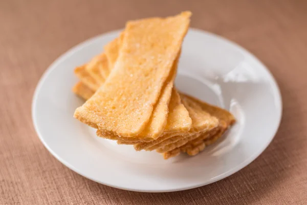 Knapperig brood gesneden in witte keramische schotel. — Stockfoto