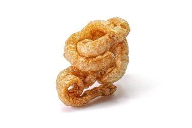 Domuz eti ya da domuz derisi kabuklu domuz eti kızartılmış ve beyaz arka planda su toplamış. Tayland yemeği, yakın çekim.