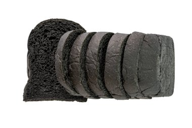 Beyaz zemin üzerinde izole edilmiş organik ev yapımı kömür kara ekmek..