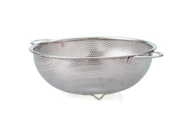 Colander, beyaz arka planda metal mutfak aletleri.