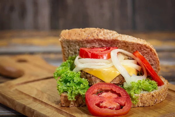 Sandwichbrot Mit Käse Schinken Tomaten Salat Zwiebeln Isoliert Auf Weißem — Stockfoto