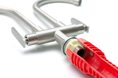 Kırmızı boru anahtarı beyaz arka planda izole edilmiş. Seçici odak.