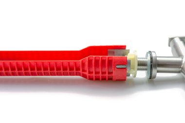 Kırmızı boru anahtarı beyaz arka planda izole edilmiş. Seçici odak.