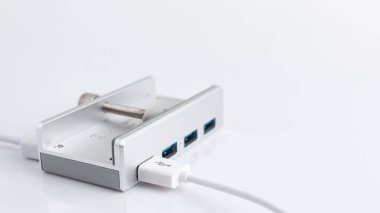 USB Kablo USB Hub 3.0, 4 Port alüminyumuna bağlı Masaüstü, Bilgisayar, PC, Masa Kenarı ayarlanabilir klipli, beyaz arkaplan üzerinde, Kopyalama alanı, Seçici odak.