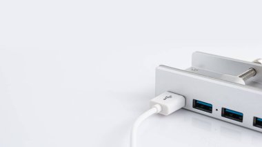 USB Kablo USB Hub 3.0, 4 Port alüminyumuna bağlı Masaüstü, Bilgisayar, PC, Masa Kenarı ayarlanabilir klipli, beyaz arkaplan üzerinde, Kopyalama alanı, Seçici odak.