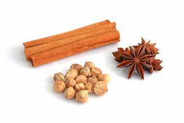 Kuru kakule, Anise yıldızları ve beyaz arka planda tarçın çubukları. Seçici odak