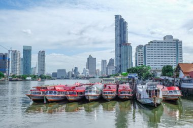 Bangkok, Tayland - 4 Ağustos 2021: Asya kıyısı tarafında Chao Phraya Tekne Parkı, turistler olmadan, çünkü sokağa çıkma yasağı ve tecrit önlemleri Corona virüsünün yayılmasını engelliyor.