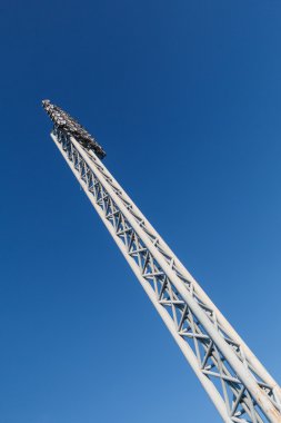 Mavi gökyüzü ile stadyum spot 