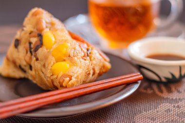Portre zongzi veya çay ile yapışkan pirinç hamur tatlısı.