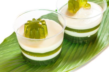 Yeşil yaprak üzerinde koymak pandan Hindistan cevizi.
