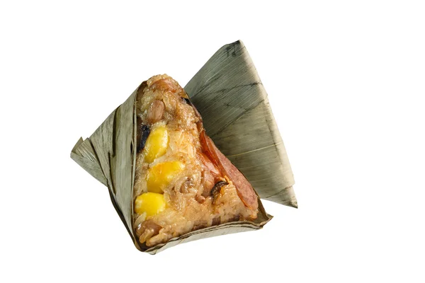 Beyaz arka plan üzerinde Zongzi veya Çince yapışkan pirinç hamur tatlısı.