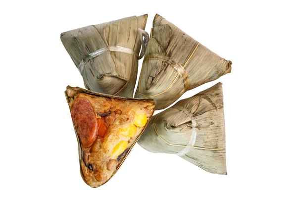 Beyaz arka plan üzerinde Zongzi veya Çince yapışkan pirinç hamur tatlısı.