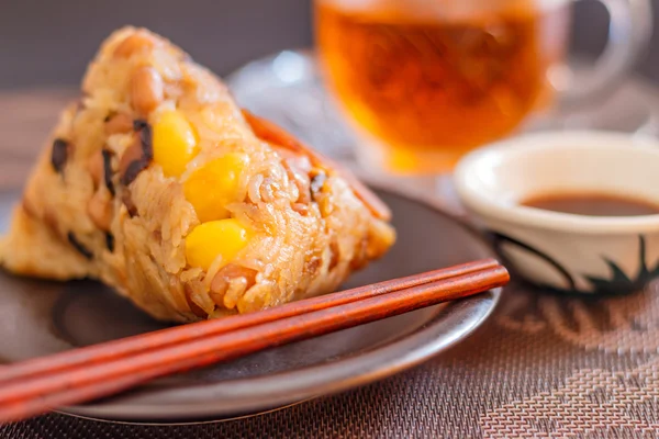 Zongzi de primer plano o albóndigas de arroz pegajoso con té . — Foto de Stock