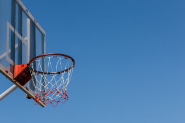 Basketbol yönetim kurulu ve mavi gökyüzü ile çember. 