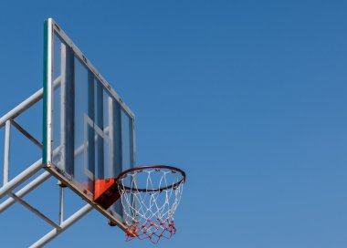 Basketbol yönetim kurulu ve mavi gökyüzü ile çember.