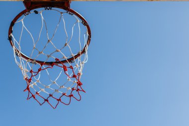 Mavi gökyüzü olan basketbol potası. 