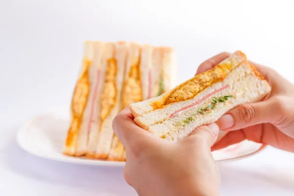 Broodjes in de vrouw is hand. — Stockfoto