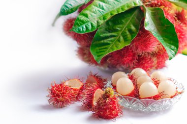 Rambutans kabukları bir yarık yarısı derisini kesti.