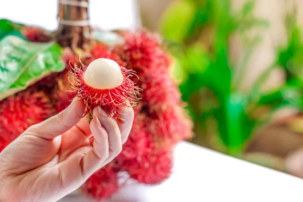 Rambutan yarı fiyatına peeling.