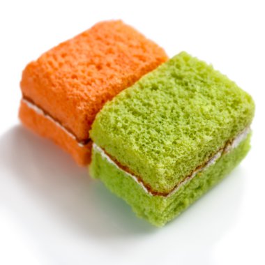 Lezzetli tatlı şifon kek tatlı yumuşak kek üzerine beyaz tabak.