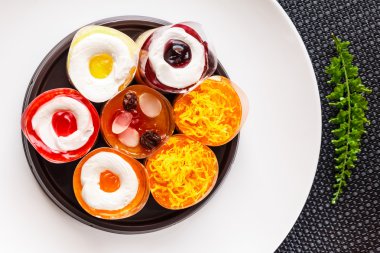 Tereyağı kek lezzetli beyaz tabak.