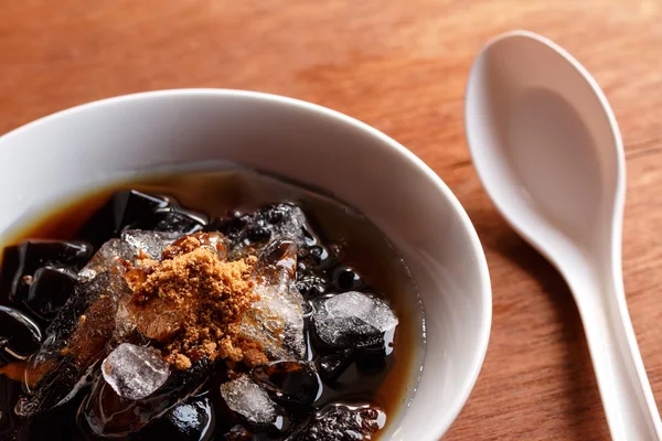 Makanan penutup jeli rumput dalam sirup dengan es dan gula coklat . — Stok Foto