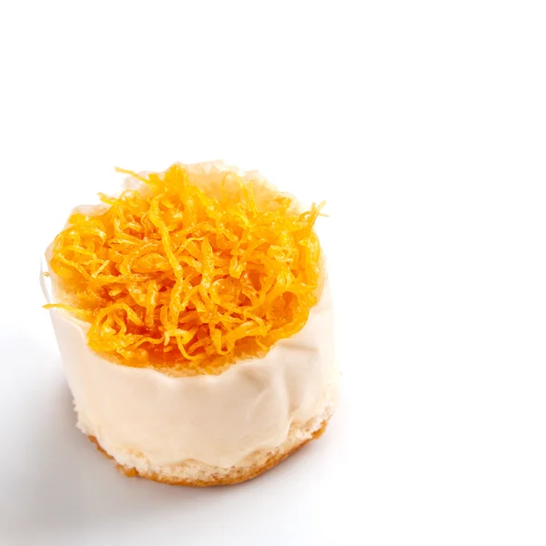 白色背景上金鸡蛋蛋黄线程纸杯蛋糕. — 图库照片