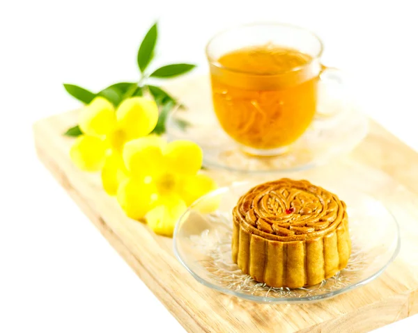 Delicioso pastel de luna y té caliente con elementos de flores amarillas . —  Fotos de Stock