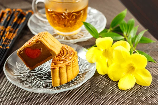 Delicioso pastel de luna y té caliente con elementos de flores amarillas . —  Fotos de Stock