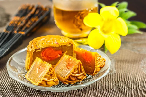 Delicioso pastel de luna y té caliente con elementos de flores amarillas . —  Fotos de Stock