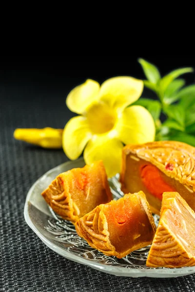 Lahodné mooncake a horký čaj s prvky žlutý květ. — Stock fotografie