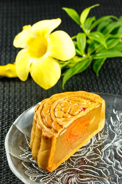 Delicioso pastel de luna y té caliente con elementos de flores amarillas . —  Fotos de Stock