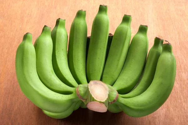 Banane crue sur une table en bois . — Photo