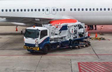 Uçak sekans Refueling havaalanında uçak.