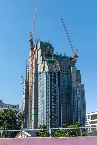 Gru e costruzione in costruzione — Foto Stock